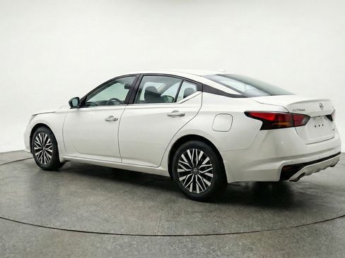 Used 2025 Nissan Altima 2.5 SV FWD image 6