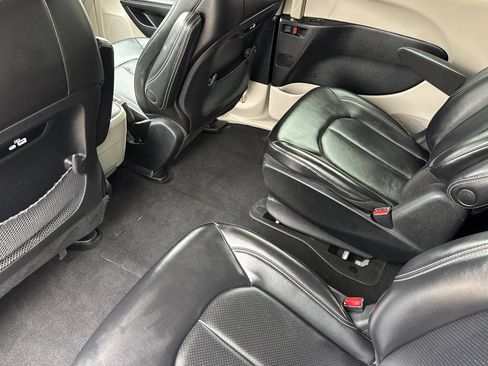 Used 2023 Chrysler Pacifica Touring-L FWD image 12