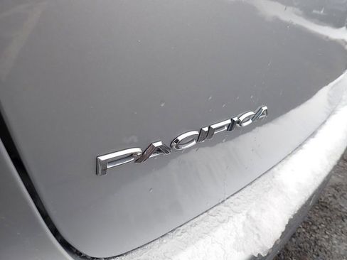 Used 2023 Chrysler Pacifica Touring-L image 6