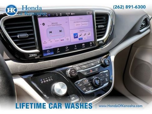 Used 2024 Chrysler Pacifica Touring-L FWD image 15