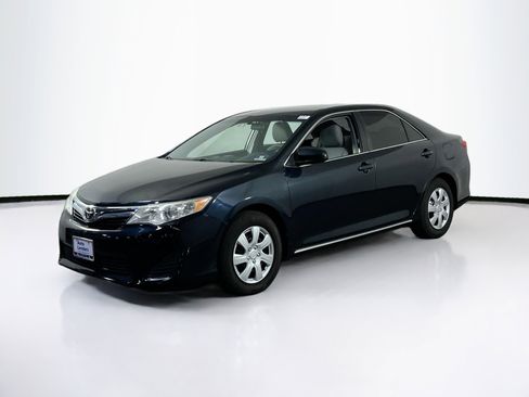 Used 2013 Toyota Camry LE image 1