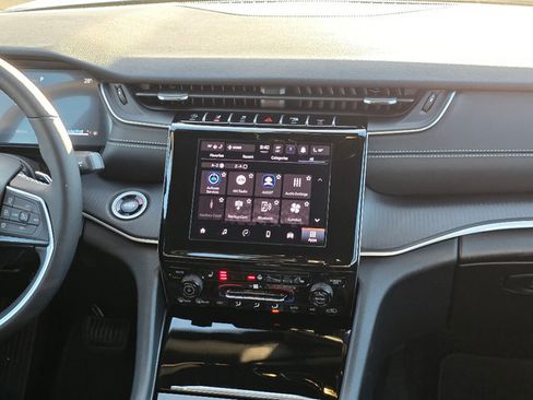 Certified 2025 Jeep Grand Cherokee L Altitude image 3