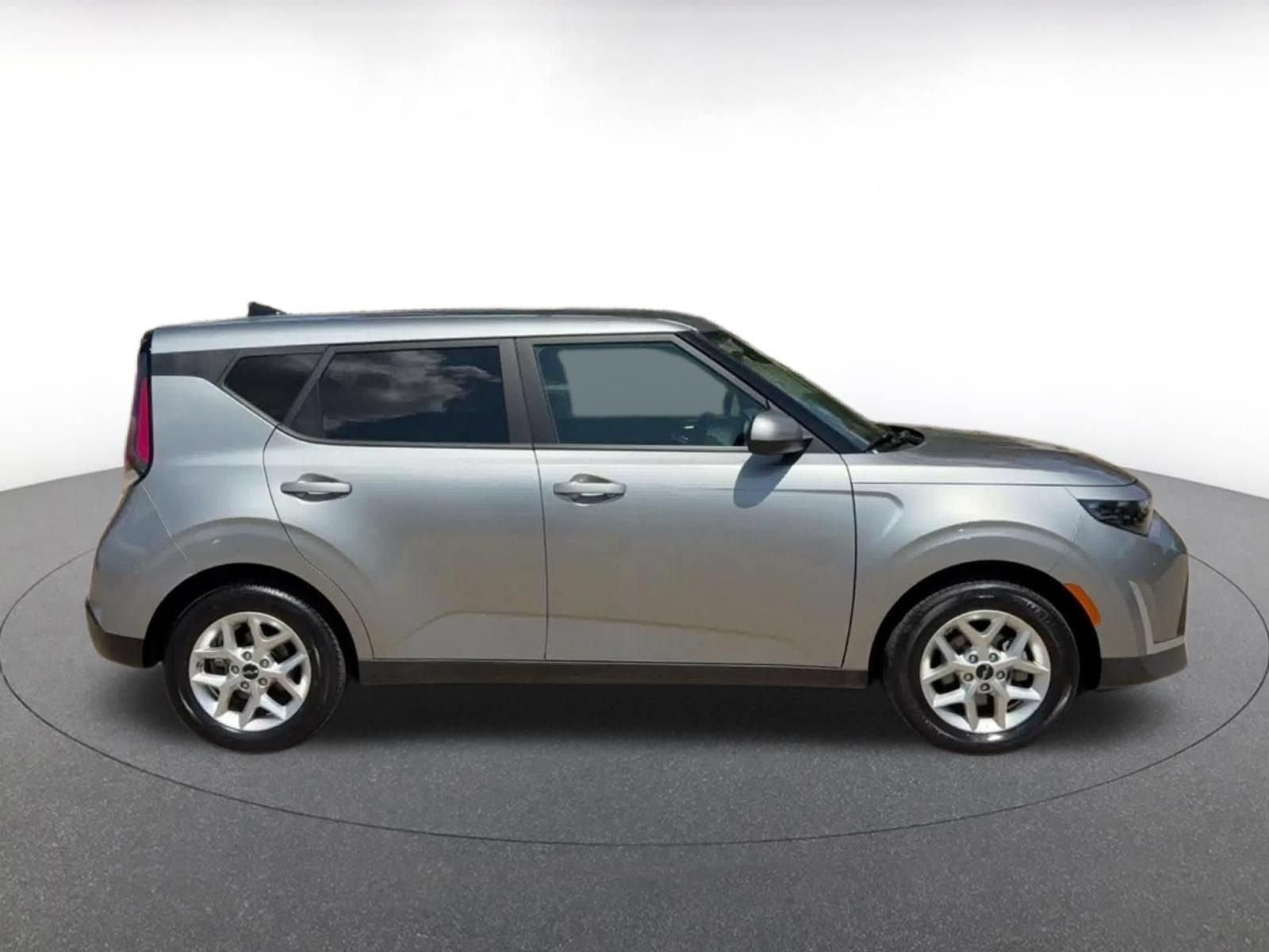 Used 2025 Kia Soul LX w/ LX Technology Package FWD image 15