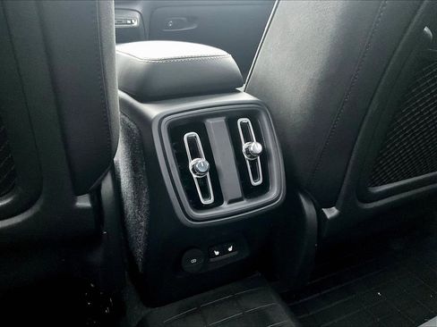 Used 2021 Volvo XC40 T5 R-Design w/ Climate Package image 31