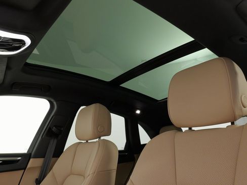 Used 2025 Porsche Macan image 38