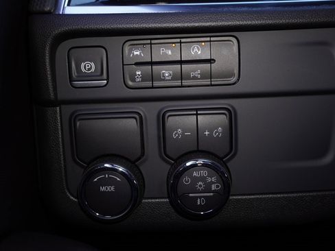 Used 2025 Chevrolet Suburban RST image 17