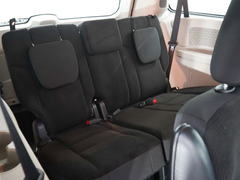 Used 2018 Dodge Grand Caravan SE FWD image 13