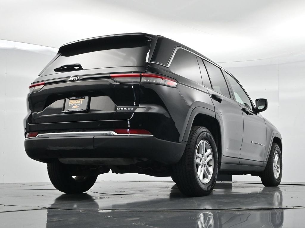 Used 2023 Jeep Grand Cherokee Laredo RWD image 32