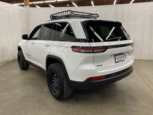 Used 2025 Jeep Grand Cherokee Altitude AWD/4WD image 3