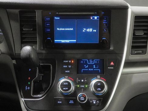 Used 2017 Toyota Sienna LE image 30