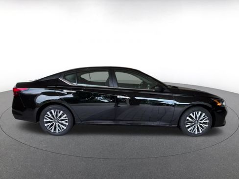Used 2025 Nissan Altima 2.5 SV FWD image 13