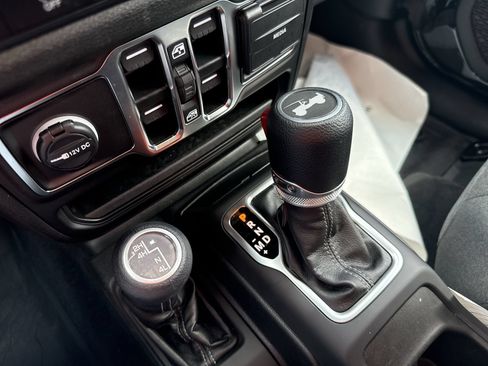 Used 2025 Jeep Wrangler Unlimited Sport AWD/4WD image 21