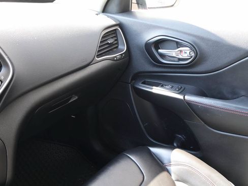 Used 2021 Jeep Cherokee Trailhawk w/ Technology Group AWD/4WD image 14