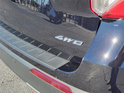 Certified 2022 Ford Explorer XLT w/ Equipment Group 202A image 33