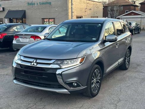 Used 2017 Mitsubishi Outlander SE image 3