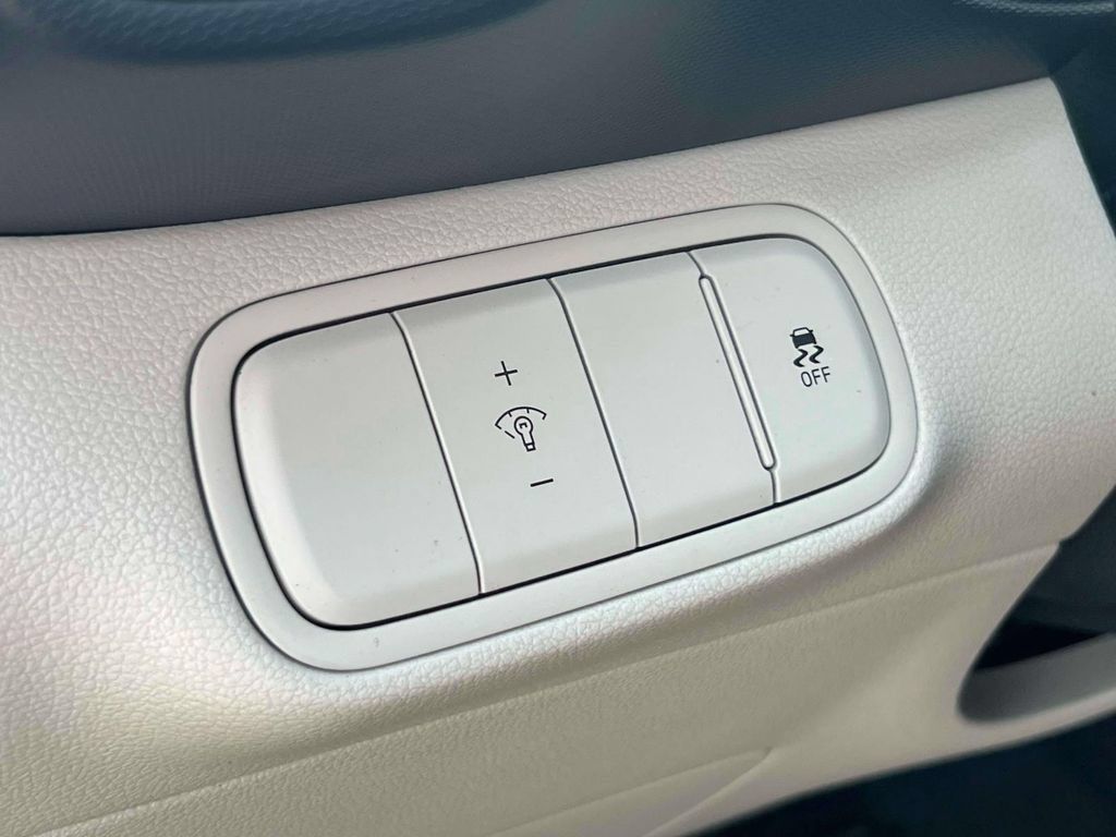 Used 2023 Hyundai Venue Limited FWD image 20