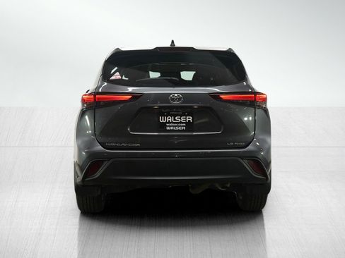 Used 2024 Toyota Highlander LE image 4