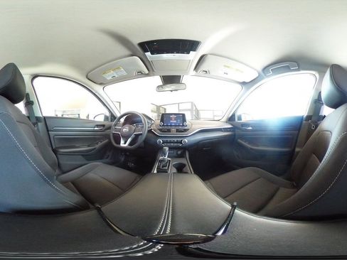 Used 2025 Nissan Altima 2.5 SV FWD image 40