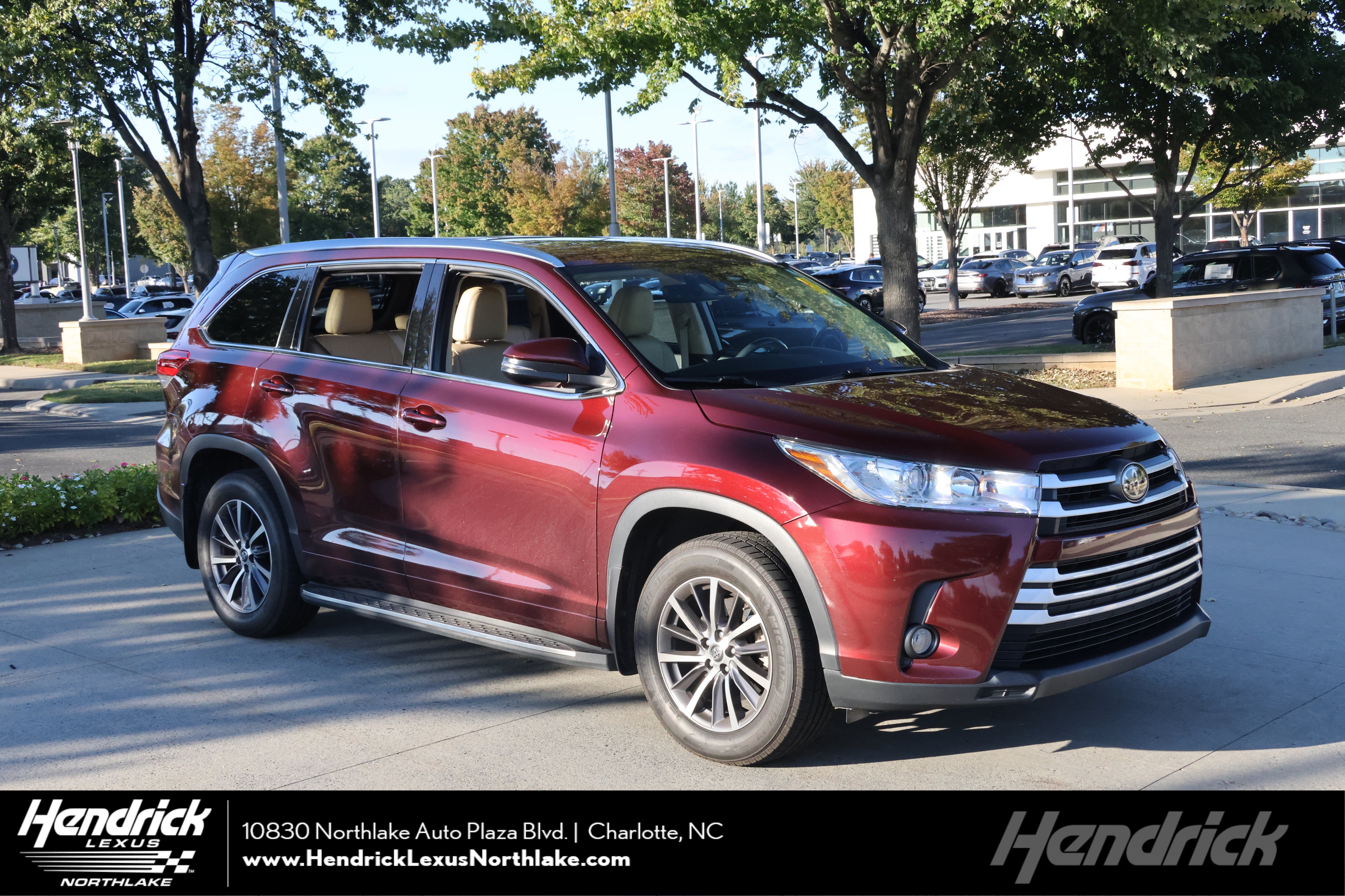 Used 2017 Toyota Highlander XLE AWD/4WD image 1