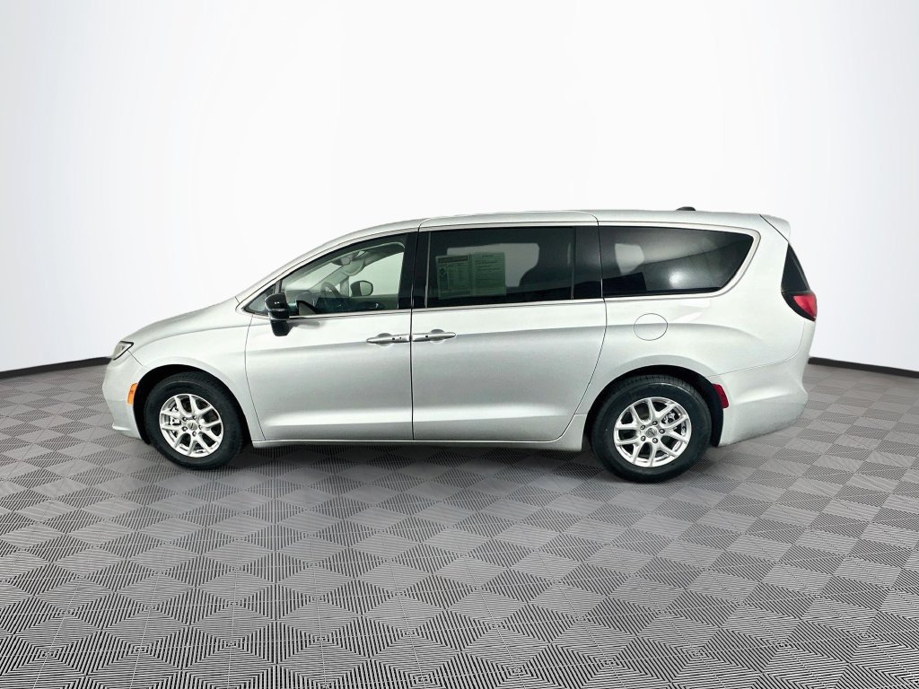 Certified 2024 Chrysler Pacifica Touring-L FWD image 6