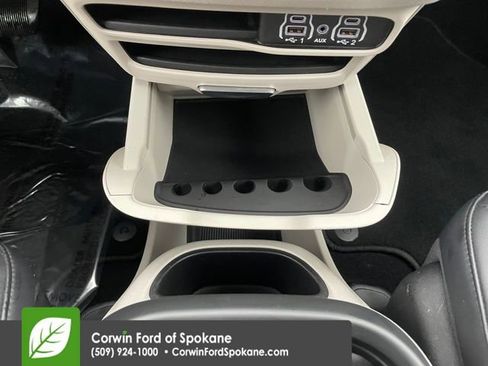 Used 2024 Chrysler Pacifica Touring-L image 36