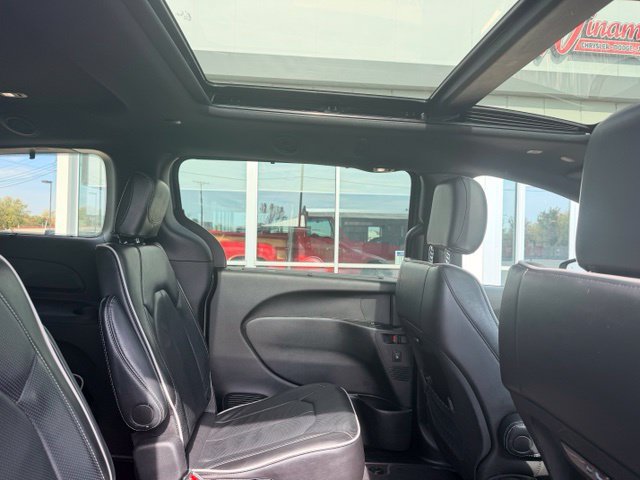 Used 2025 Chrysler Pacifica Limited FWD image 19