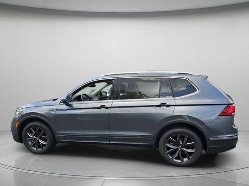 Used 2023 Volkswagen Tiguan SE w/ Panoramic Sunroof Package FWD image 2