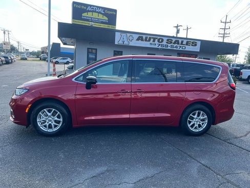 Used 2025 Chrysler Pacifica Select FWD image 1