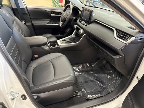 Used 2021 Toyota RAV4 XLE Premium image 17