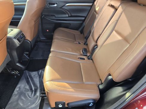Used 2017 Toyota Highlander Limited image 22