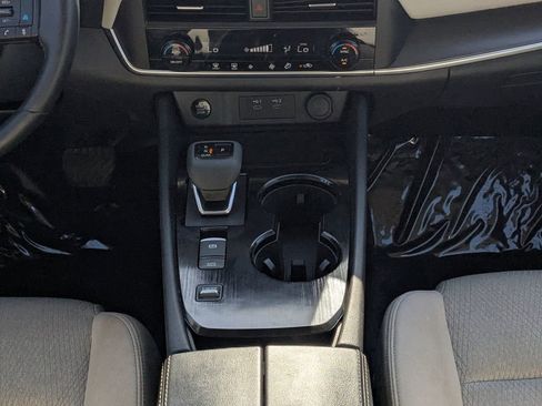 Used 2025 Nissan Rogue SV FWD image 18