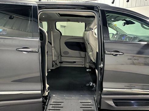 Used 2017 Chrysler Pacifica Limited FWD image 27