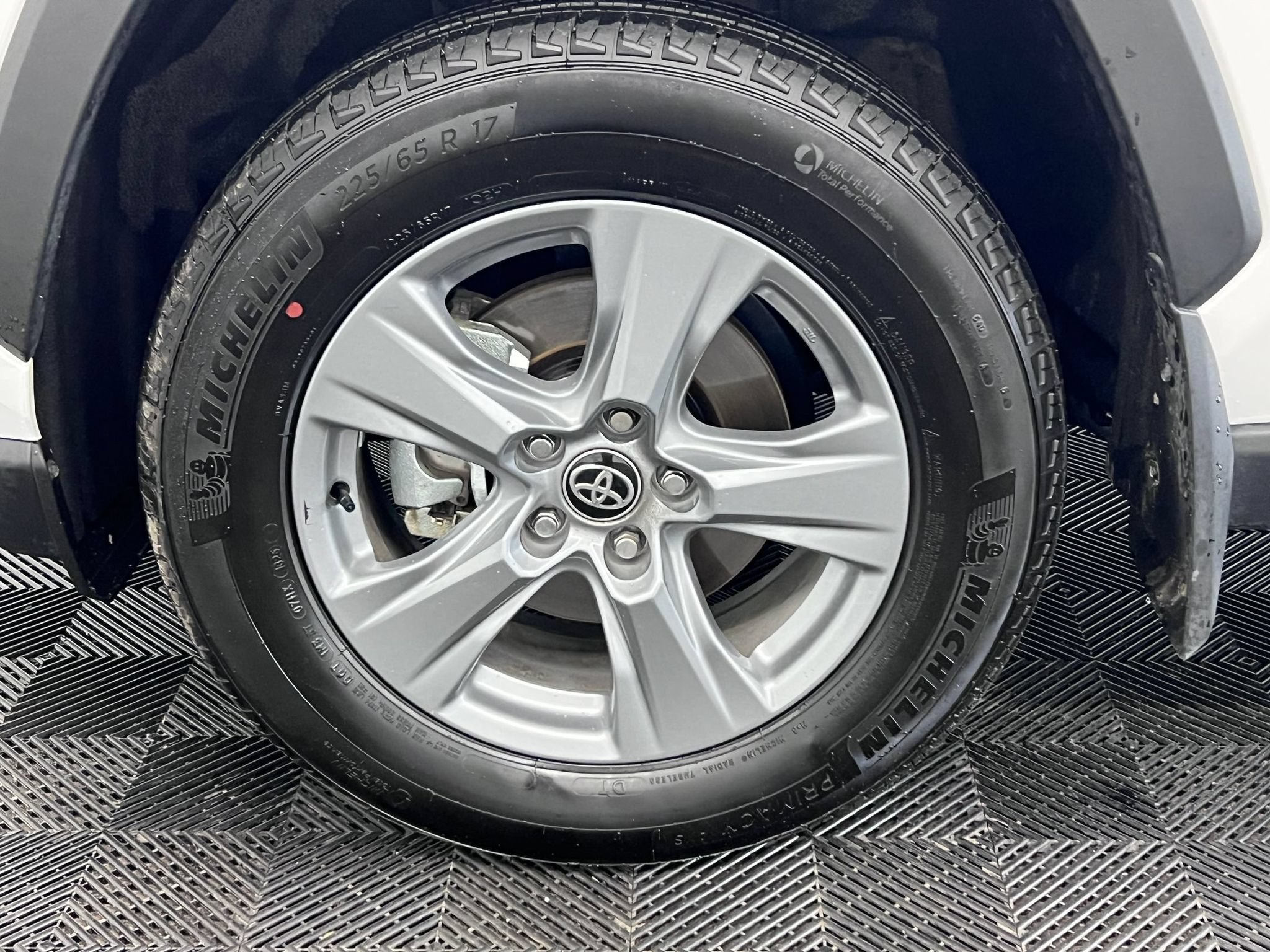Used 2025 Toyota RAV4 XLE AWD/4WD image 11