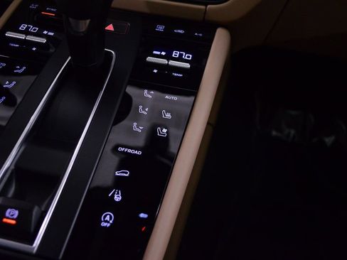 Certified 2025 Porsche Macan image 33