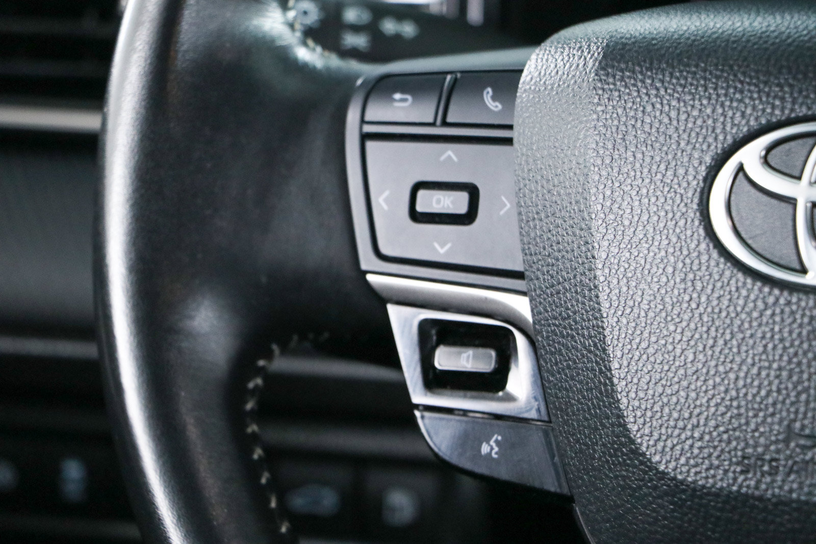 Used 2025 Toyota Camry SE FWD image 13