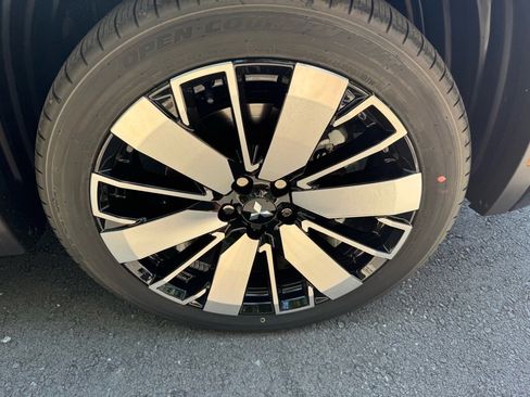 New 2025 Mitsubishi Outlander AWD image 9