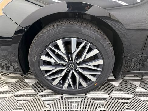 Used 2023 Nissan Altima 2.5 SV w/ SV Premium Package image 12