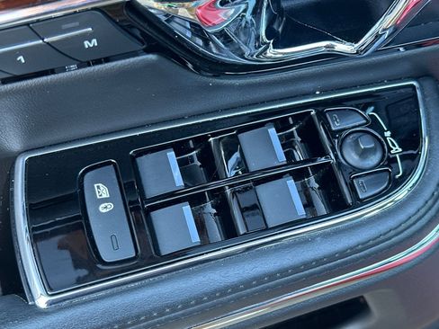 Used 2019 Jaguar XJ R-Sport image 13