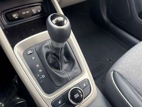 Used 2023 Hyundai Venue Limited image 24