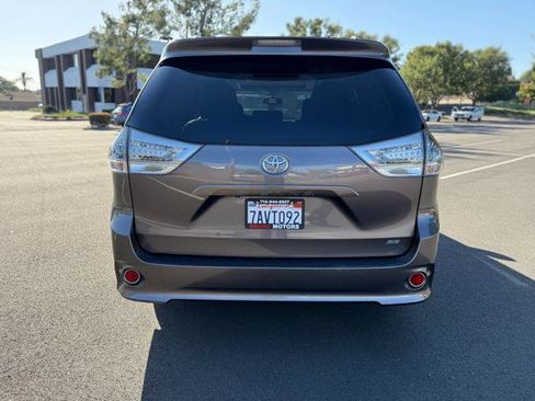 Used 2013 Toyota Sienna SE w/ Premium Pkg w/Entune FWD image 6