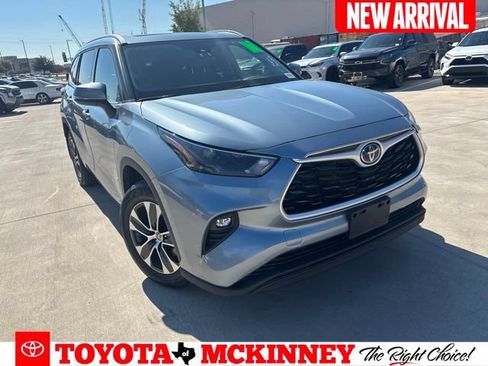 Used 2022 Toyota Highlander XLE AWD/4WD image 1
