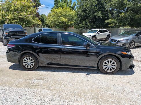 Used 2020 Toyota Camry LE FWD image 3