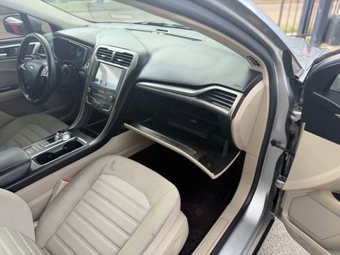 Used 2020 Ford Fusion SE FWD image 13