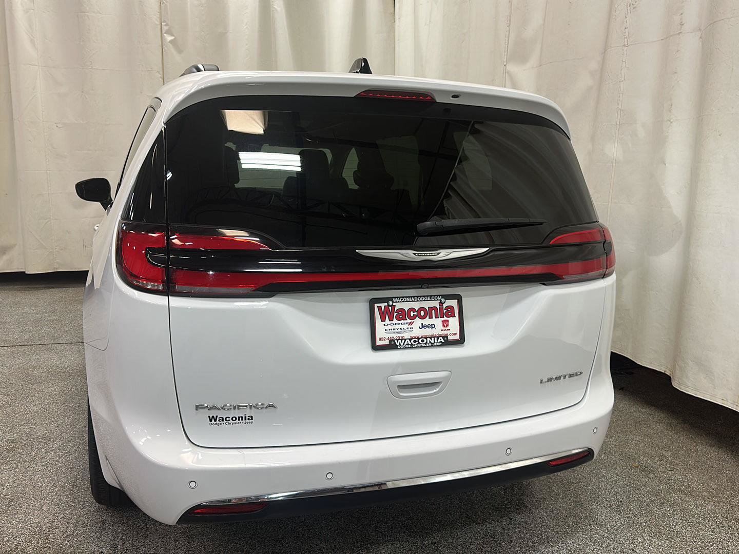 Certified 2023 Chrysler Pacifica Limited FWD image 4