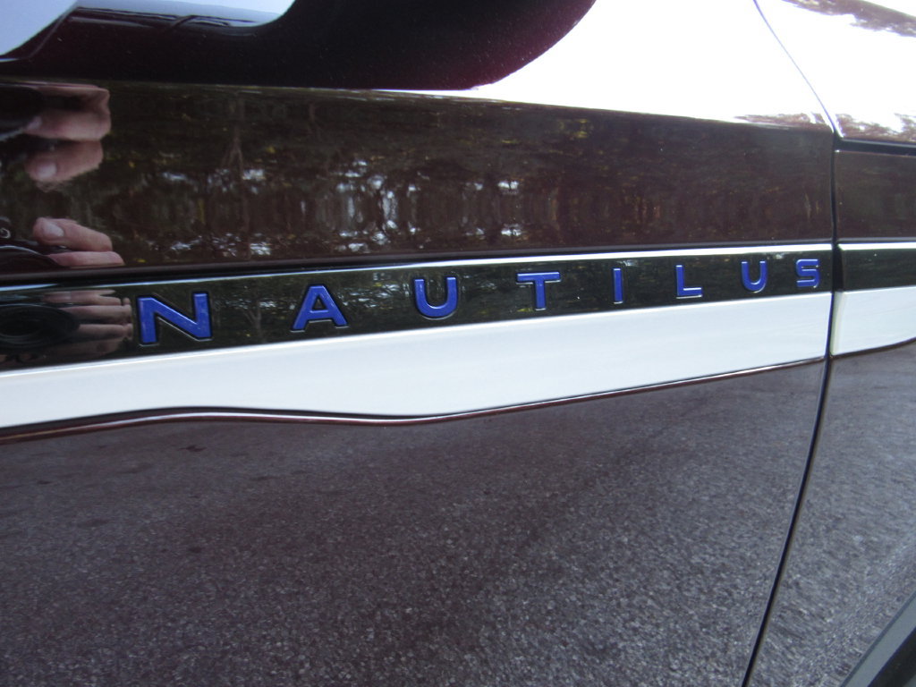 Used 2024 Lincoln Nautilus Premier AWD/4WD image 20