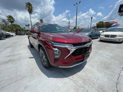 Used 2025 Chevrolet Trax LT w/ Driver Confidence Package FWD image 2