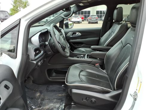 Used 2025 Chrysler Pacifica Limited FWD image 13