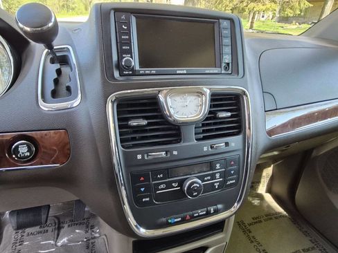 Used 2011 Chrysler Town & Country Touring w/ Entertainment Group #1 FWD image 24