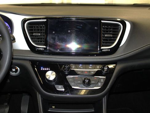 Used 2025 Chrysler Pacifica Limited image 14