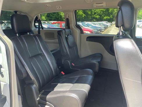 Used 2014 Chrysler Town & Country Touring FWD image 14